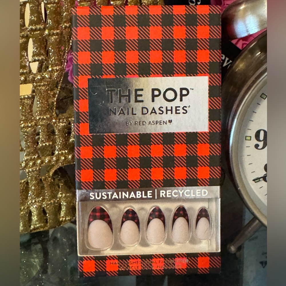 RED ASPEN Noah’s nightgown Nail Dashes Pop On Almond